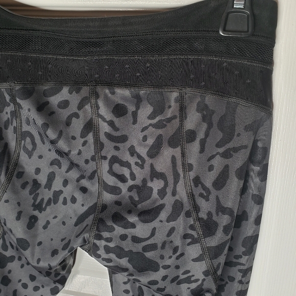 Lululemon Just Breathe Crop Animal Swirl Deep Coal Light / Black size 6. - Picture 11 of 12